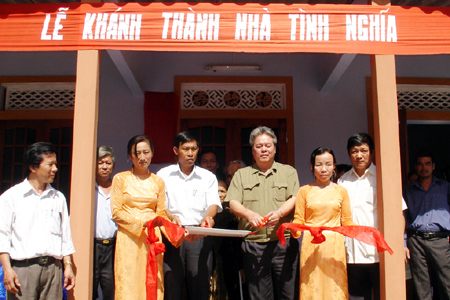 Công đoàn Bộ Tài chính trao tặng Nhà tình nghĩa cho gia đình có công với cách mạng Nguyễn Thị Hẹ, tỉnh Thừa Thiên Huế. Nguồn: Mof.gov.vn